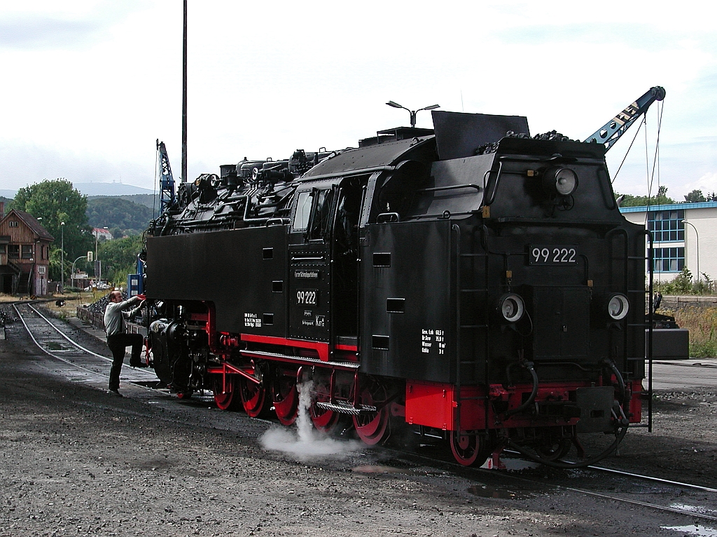 Schmalspuriger Einheitsdampflokomotiven 99 222 der HSB  (Harzer Schmalspurbahnen), ex Deutschen Reichsbahn am 20.08.2003 in Wernigerode. Die Lok ist die einzige erhaltene von drei gebauten der BR 99.22, sie wurde 1931 bei der Berliner Maschinenbau AG, vormals L. Schwartzkopff (BMAG), f�r die Schmalspurbahn Eisfeld - Sch�nbrunn, gebaut, 1973 nach der Streckenstilllegung kam sie dann zur Harzquerbahn, wo sie heute noch f�hrt. 
Techn. Daten: Die Bauart ist 1'E1' h2t , Betriebsgattung  K57.10 , max. Fahrgeschwindigkeit 40 km/h Vor- und R�ckw�rts , die Leistung betr�gt 750 PS, Gesamtgewicht 65,5t , Kohlevorrat 3,0 t und Wasservorrat: 8,0 t.