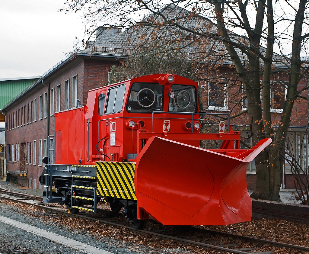Schneepflug BA 851 (Fabr. Beilhack) der DB Netz AG, Schweres Nebenfahrzeug 40 80 947 5 181-0, hier am 26.11.2011 abgestellt in Siegen-Eintracht.

Nach den Stationierungen in Kreuztal und in Weidenau ist der Siegener Schneepflug nun dauerhaft im Bahnhof Eintracht der Kreisbahn Siegen-Wittgenstein (KSW) geparkt. Auch wird das Fahrzeug mit den Diesellokomotiven der KSW eingesetzt - denn die Schneepfl�ge haben keinen eigenen Antrieb und m�ssen daher immer von einer Lok geschoben werden.

Der bisher in Gelb lackierte Siegener Schneepflug wurde 1977 bei der Maschinenfabrik Beilhack in Rosenheim gefertigt. Das zweiachsige Ger�t verf�gt �ber einen sogenannten Innenpflug in Form eines festen Dreieckpfluges mit beidseitigem Auswurf. Von diesem Typ (Bauart 851) sowie einer Schwesterbauart sind insgesamt 13 Exemplare im Einsatz. Mit diesen  Fahrzeugen k�nnen R�umfahrten mit einer maximalen Geschwindigkeit von 50 km/h durchgef�hrt werden. 
