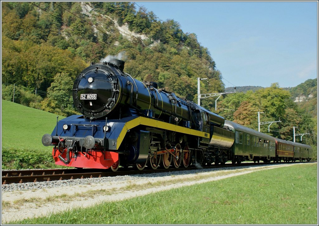 Schon früh wurde in der Schweiz die Dampftraktion durch Elektro-Traktion ersetzt trotzdem fahren (wenn auch nur für Museums oder Bergbahnen) auch heute noch moderne (bzw. modernisierte) Dampfloks durch die Schweiz.
Hier die 50 8055 bei Trimbach auf der Alten Hauensteinlinie.
2. Okt 2009