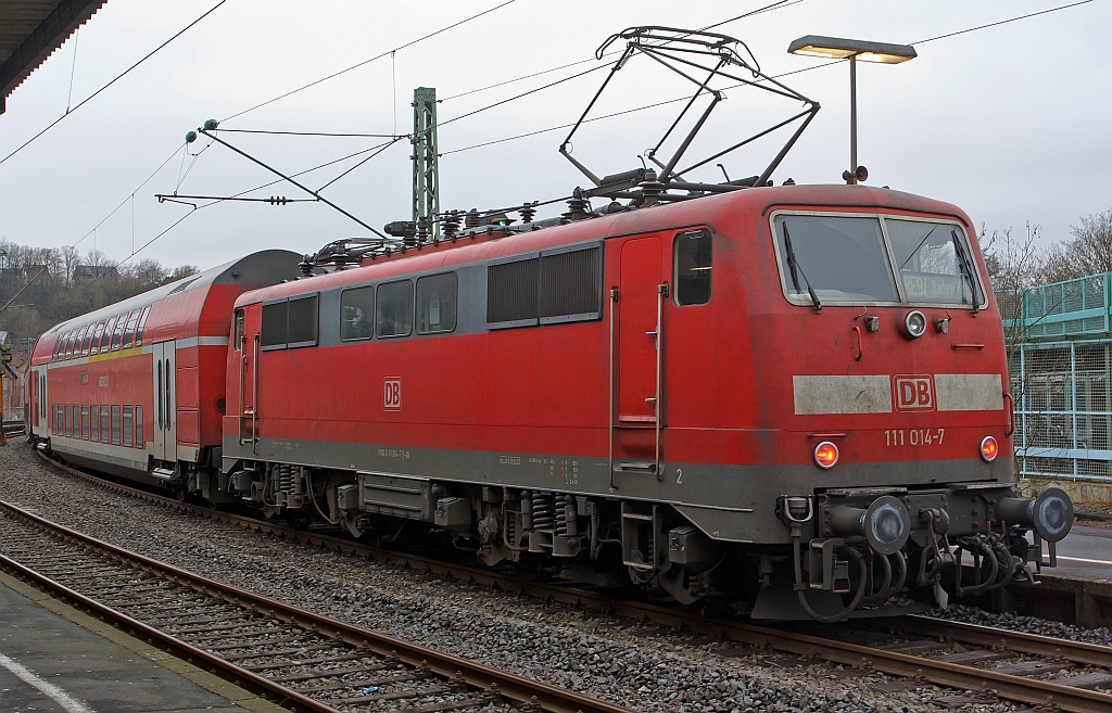 Schublok 111 014-7 am 28.12.2011 mit dem RE 9 (Rhein-Sieg-Express) beim Halt im Bahnhof Betzdorf/Sieg, danach geht es weiter in Richtung K�ln - Aachen.