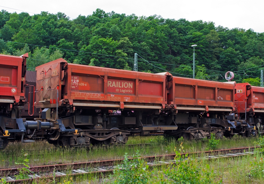 Sch�ttgutkippwagen mit elektrohydraulischer Bet�tigung und vier Rads�tzen, Gattung Fans 128 (31 80 6770 408-6) der DB Schenker Rail, abgestellt am 08.06.2012 in Betzdorf (Sieg).  Die Last von maximal 51t kann nach beiden Seiten gekippt werden. Er verf�gt �ber zwei getrennt kippbare Mulden.

