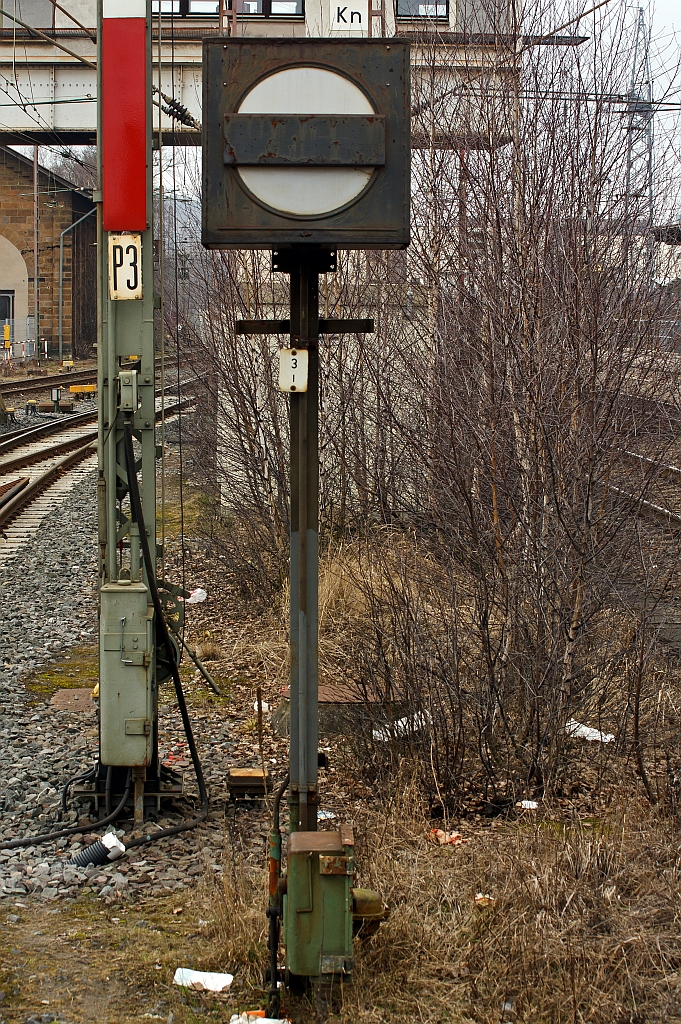 Schutzsignal (Sh), hier am 10.03.2012 im Bahnhof Kreuztal (Gleis 3). 
Hier als Formsignal, es zeigt Sh 0 - Halt ! - Fahrverbot.  
Schutzsignale werden verwendet als Sperrsignale und dienen dazu, ein Gleis abzuriegeln. Sie gelten f�r Zug- und Rangierfahrten.