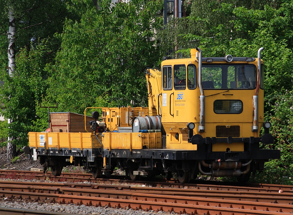 Schwerkleinwagen Klv 53 4732-3 der DB Gleisbau am 04.06.2011 abgestellt in Kreuztal. Der Gleiskraftwagen wurde 1978 bei Windhoff unter der Fabriknummer  2310 gebaut.