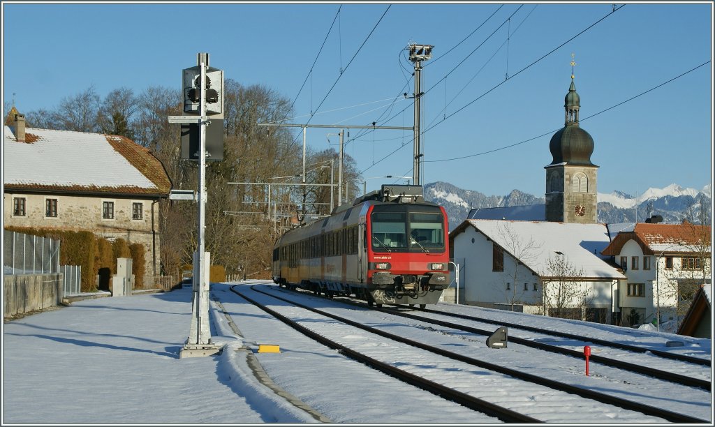 Seit Kurzem teilen sich die ex GFM (heute TPF) und die SBB die Verkehr auf der Strecke (Bern -Fribourg) - Romont - Bulle. Hier ein Domino im ehemaligen Bahnhof von Vaulruz Nord auf der Fahrt Richtung Bulle.
28. Jan. 2013
