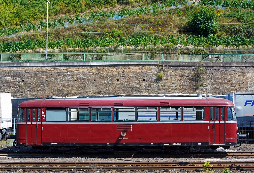 Seitenportrait - Mit laufendem Motor steht am 02.09.2012 in Linz am Rhein 798 760-5 (ex DB VT98 9760) der Kasbachtalbahn (Eigent�mer ist die EVG - Eifelbahn Verkehrsgesellschaft mbH).


Der Schienenbus, eigentlich aber 796 760-7 da er in diese BR umgebaut ist,  wurde 1960 bei WMD in Donauw�rth unter der Fabriknummer 1230 gebaut, 1988 erfolgte der Umbau in 796 760-7, die Ausmusterung bei der DB erfolgte am 30.11.1995 im BW Siegen (hier war er 1994 und 95), 
von 1997 bis 2006 war er als VT 1 bei EBG - Eisenbahn-Betriebs-Gesellschaft im Einsatz, 2006 und 7 bei der WAB Westf�lische Almetalbahn, Altenbeken, 2007 bis 9 bei WEMEG Westmecklenburgische Eisenbahngesellschaft als 796 760-7, 2009 kam er dann zur EVG.


Die Fahrzeuge der BR 796 entstanden aus der BR 798, welche f�r den Ein-Mann-Betrieb umgebaut wurden. Die Ordnungsnummer blieb bei allen Wagen die gleiche. Insgesamt 47 Motorwagen erhielten Au�enspiegel, eine T�rschlie�einrichtung f�r den Fahrer sowie f�r die Fahrg�ste Druckkn�pfe au�en an den T�ren. Diese bekamen zur besseren Erkennung einen orangenen Anstrich auf der Innenseite, sodass der Fahrer noch ge�ffnete T�ren im Au�enspiegel besser erkennen kann.


Technische Daten der VT 798/796:
Achsfolge B; L�nge �ber Puffer 13.950 mm; H�chstgeschwindigkeit 90 km/h; Motor/Leistung 2 B�ssing U10 � 150 PS; Leergewicht 20,5t; Zuladung max. 7,5t; Sitzpl�tze 56 und 38 Stehpl�tze.