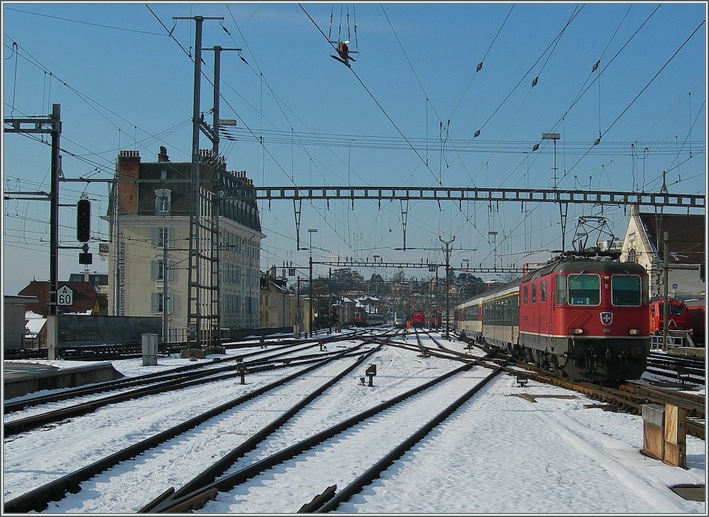 Selbst im IR Verkehr kann die SBB zu meiner Freude noch nicht auf die bew�hrten und sch�nen Re 4/4 II verzichten. Hier erreicht die Re 4/4 II 11138 mit dem IR 1419 Lausanne.
17. Jan. 2013