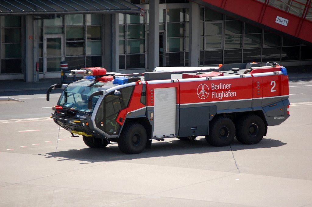 Sicherlich optisch die markantesten Fahrzeuge im Flughafenbetrieb sind die modernen Rosenbauer FLF 8 Panther 6x6 Schaumlschfahrzeuge (Nr.102) der Berliner Flughafenfeuerwehr, 23.06.12 Flughafen Berlin-Tegel. 