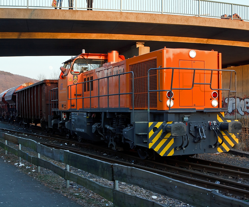 
Sie ist wieder da und alles dran, die KSW 42: Kreisbahn Siegen-Wittgenstein  (KSW) iLok 42, eine Vossloh G 1700 BB (F.-Nr. 1001108, Baujahr 2001) mit G�terzug f�hrt am 06.02.2011 von Herdorf auf �bergabefahrt nach Betzdorf/Sieg los. 

Die Lok war am 17.11.2010 mit vier beladenen Coil-Wagen (320 t Anh�ngelast) bei der Spitzkehre Pfannenberg bei Neunkirchen-Salchendorf �ber den Prellbock eine B�schung hinauf gefahren. Es kamen zum Gl�ck keine Personen zu Schaden, der Sachschaden betrug 1,5 Mio. Euro.