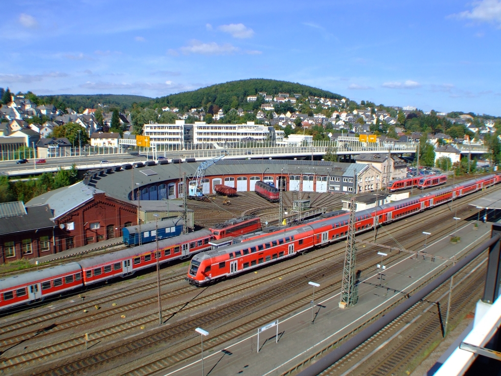 Siegen am 15. Sep. 2007, Blick vom Parkdeck der Citygalerie auf den Hbf und den Ring Lokschuppen.  In den Lokschuppen befindet sich das S�dwestf�lische Eisenbahnmuseum.
