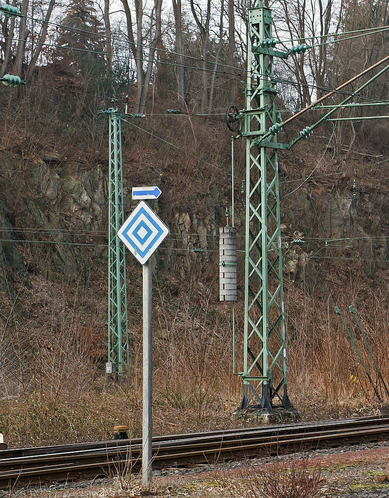 Signal EL 6: Halt f�r Fahrzeuge mit angehobenen Stromabnehmer. Der Pfeil dar�ber zeigt, es gilt f�r den Abzweig nach rechts. Hier am 12.02.2012 in Betzdorf/Sieg.