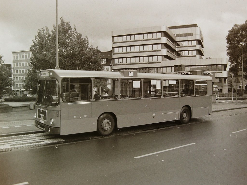 SL 200 St�LB-Front. Da staunten wir Busfans nicht schlecht, als im Herbst 1981 die neuen Busse auf die Linien gingen. Nat�rlich basierten die aktuellen Modelle des SL 200 immer noch auf den Entwicklungen aus den Jahren 1967 und 68 und waren quasi die Enkel der 750-HO SL, aber in die Busse flossen eben auch Weiterentwicklungen ein, die sowohl das Aussehen ver�nderten, als auch technische Ver�nderungen brachten. Am Auff�lligsten war allerdings die neue Front, die zwar durch die Zulassungen der DB Gelenkbusse im Vorjahr schon bekannt war, aber eben bei den MAN Solowagen im Liniendienst der OVB Pekol noch nicht zum Einsatz gekommen war. St�LB steht f�r Standard-�berlandbus, und war bei den Bussen der Bahn l�ngst im Einsatz. Nun waren die Busse etwas runder, ein bisschen schnittiger und wirkten alles in allem viel moderner. Es war eben nach 12 Jahren SL-Front ein neues Gesicht. Und so hielt sich hartn�ckig das Ger�cht, Pekol h�tte die Busse so �berhaupt nicht geordert ! Wer weis ... Hier steht Wagen 51 am 04.10.81 mit roter Grundierung am Stadtmuseum Ost. 