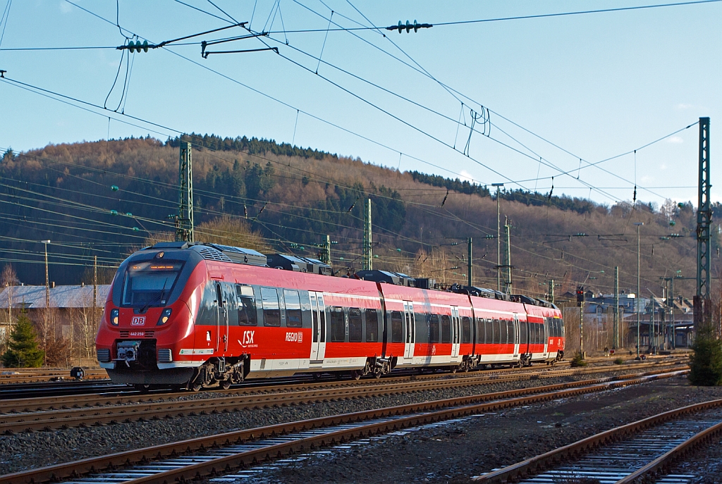 Sonntags wird nur mit einer Garnitur gefahren:
Der 442 256 / 756 ein vierteiliger Bombardier Talent 2 f�hrt am 13.01.2013 als RE 9 - Rhein-Sieg-Express (Siegen - K�ln - Aachen) von Betzdorf/Sieg weiter in Richtung K�ln. 
Diese Vierteiler haben die Achsformel Bo’2’Bo’2’Bo’ und sind 72.300 mm  �ber Kupplung Lang. 
Sie haben eine Leistung von 3030 kW (verteilt auf 6 Fahrmotoren), die H�chstgeschwindigkeit ist 160 km/h, die max. Beschleunigung ist 1,1 m/s�.