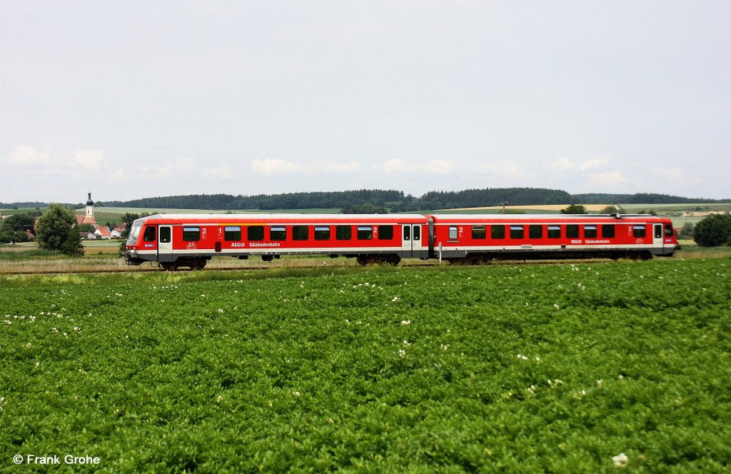 Spektakul�re Landschaften kann ich aktuell leider nicht liefern, daf�r aber eine Nebenbahn im Kartoffelfeld!
DB Regio Triebwagen 628 + 928 423 als RB 59727 Bogen - Neufahrn, G�ubodenbahn KBS 932 Bogen - Neufahrn, fotografiert bei Laberweinting am 20.06.2012 
--> Hinten links ist die Katholische Pfarrkirche St. Pankratius von Grafentraubach
zu sehen, welche sich am europ�ischen Pilgerweg  Via-Nova  befindet. 