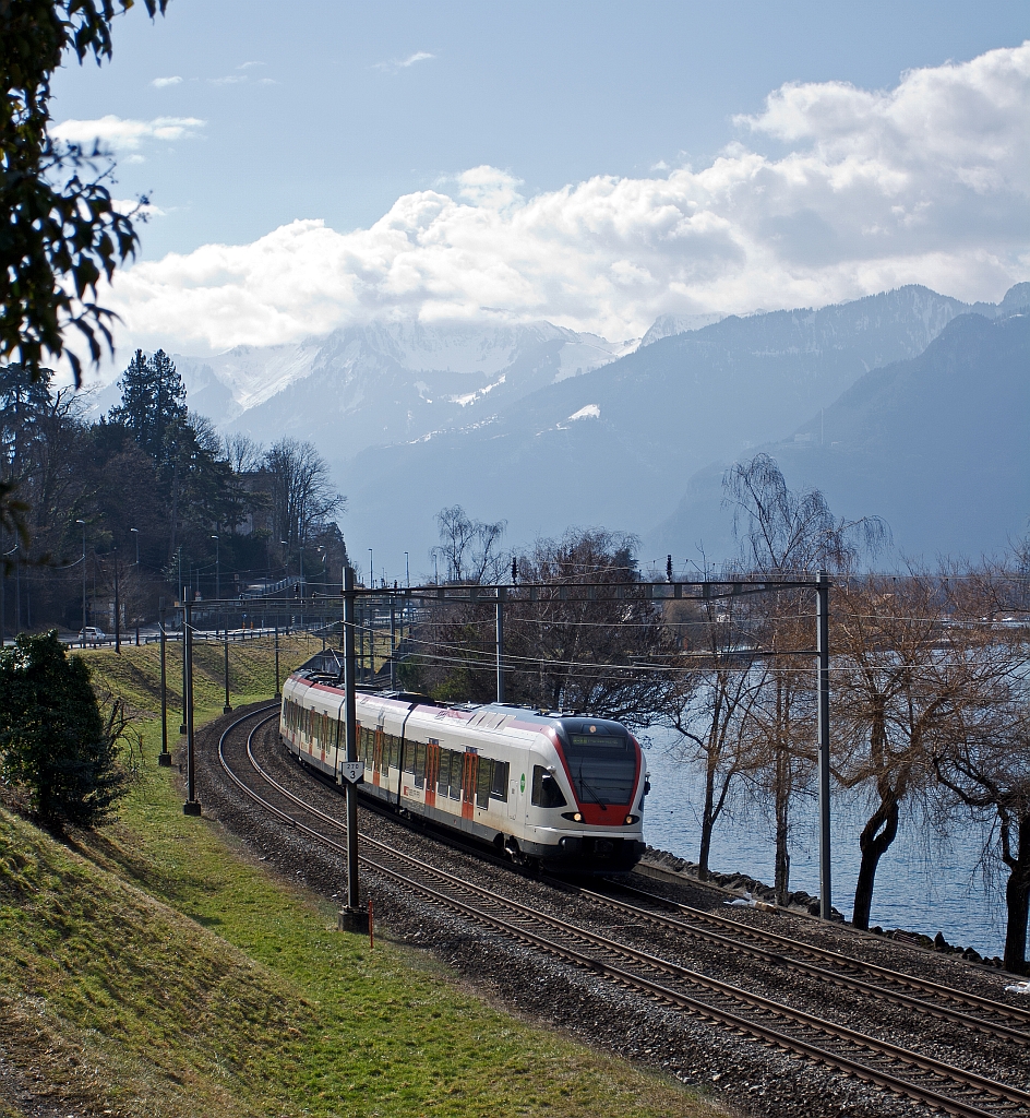 Stadler FLIRT  RABe 523 024 der SBB (RER Vaudois) als S1 (Villeneuve - Montreux -  Vevey - Lausanne -  Yverdon-les-Bains),f�hrt am 26.02.2012 bei  Clos du Moulin am Genfersee Richtung Lausanne. Hier blicken wir in Richtung Villeneuve.