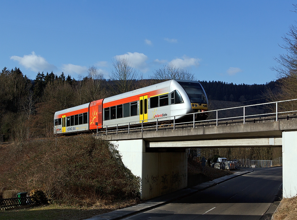 Stadler GTW 2/6 der Hellertal f�hrt am 04.02.2011 vom Haltepunkt Herdorf-K�nigsstollen weiter Richtung Betzdorf/Sieg.