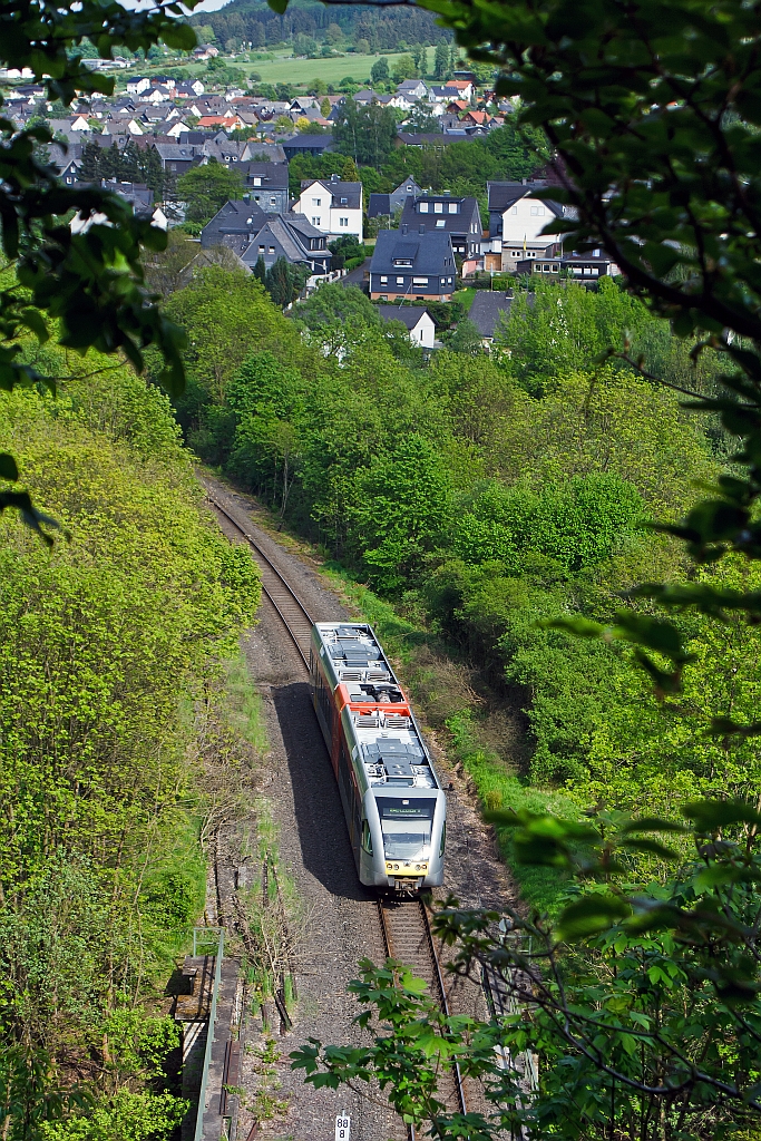 Stadler GTW 2/6 der Hellertalbahn als RB 96 (Zug-Nr. 90426) Dillenburg-Haiger-Herdorf-Betzdorf/Sieg, hier am 14.05.2012 kurz vor dem Herdorfer Tunnel bzw. kurz vor den Haltepunkt Herdorf-K�nigsstollen. Die Hellertalbahn bef�hrt die 36 Kilometer lange gleichnahmige Strecke  Hellertalbahn  KBS 462, hier bei Streckenkilometer 88,8, da diese von K�ln-Deutz an gerechnet werden.  Die Hellertalbahn war fr�her ein Teilst�ck der Deutz-Gie�ener Eisenbahn.