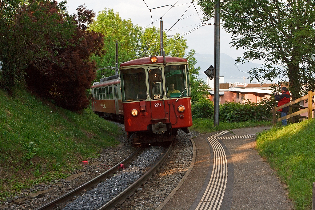 Steuerwagen voraus Bt 221 und Gep�cktriebwagen BDeh 2/4 Nr. 74 der MVR (Transports Montreux–Vevey–Riviera) ex CEV (Chemins de fer �lectriques Veveysans) f�hrt am 26.05.2012 hinauf von Vevey nach Blonay, hier hurz vor dem Haltepunkt Gilamont. Wir wollen jedoch hinab.