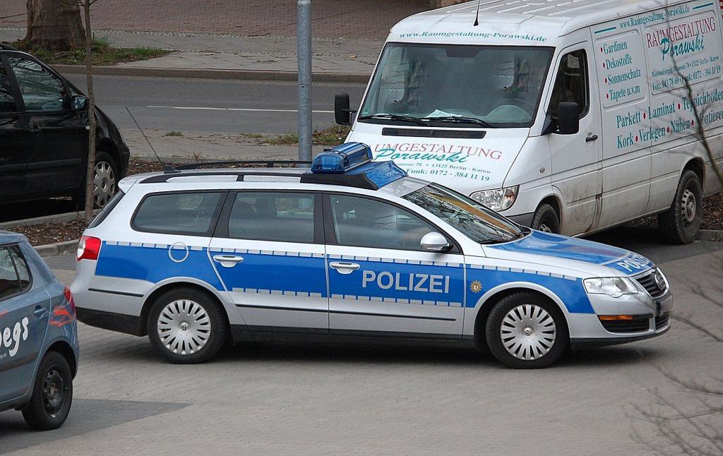Streifenwagen der Berliner Polizei, ein VW Passat(B6) Variant 2,0 TDI am 17.04.13 Berlin-Karow.