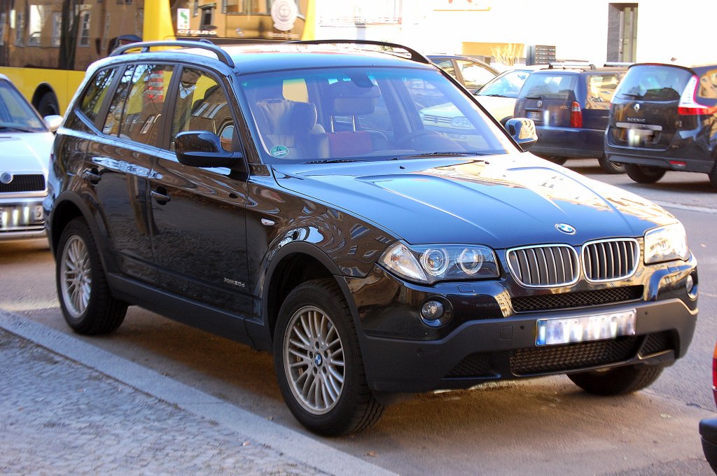 SUV BMW X3, im Bild die Variante xDrive20d, 21.02.11 Berlin-Pankow.