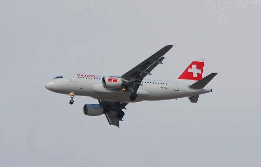 Swiss Airbus A319-112 (HB-IPV) beim Landeanflug Berlin-Tegel am 20.02.12 ber Berlin-Pankow.