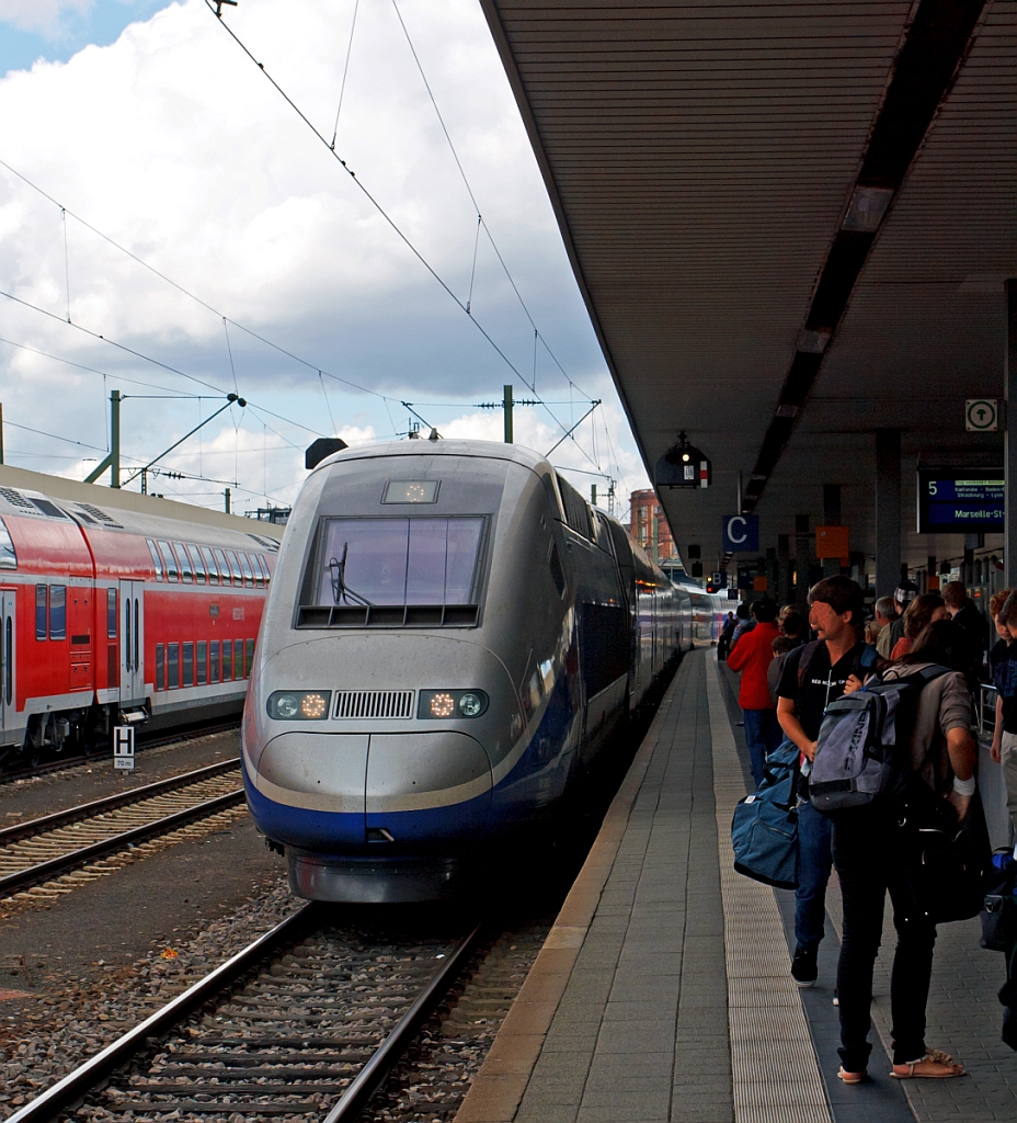 TGV 9580 (hier Treibzug  Original Eau de Cologne  :-) Nr. 4711) am 14.07.2012 bei der Einfahrt in den Hbf Mannheim. Dieser TGV Euroduplex (TGV 2N2) f�hrt die Strecke Frankfurt a. Main - Stra�burg - Lyon - Marseille-St-Charles, f�r die ca. 1.000 km ben�tigt er ca. 7 3/4 Stunden Fahrzeit.