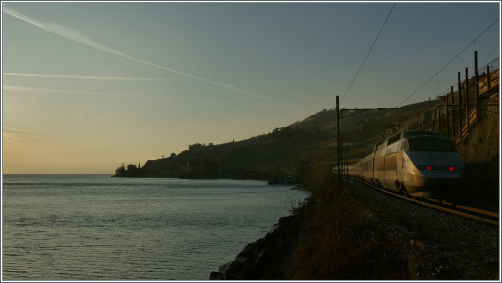 TGV Lyria 9272 von Brig nach Paris Gare de Lyon bei St Saphorin im langsam zu Ende gehenenden Sonntags. 11. M�rz 2012