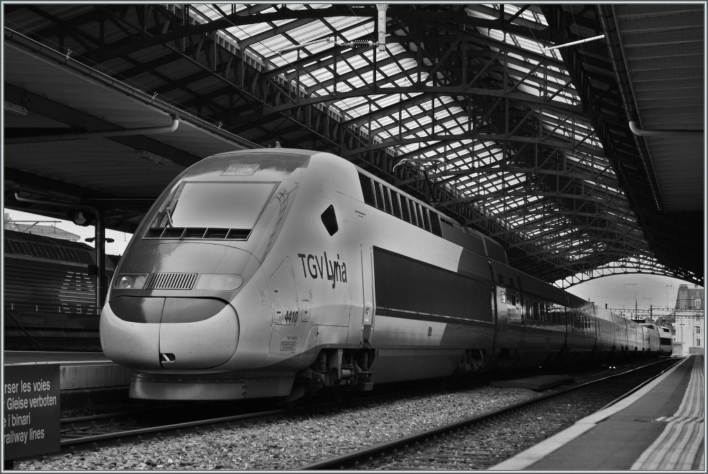TGV Lyria in  neutralem  S/W.
Lausanne, den 7. Jan. 2013
