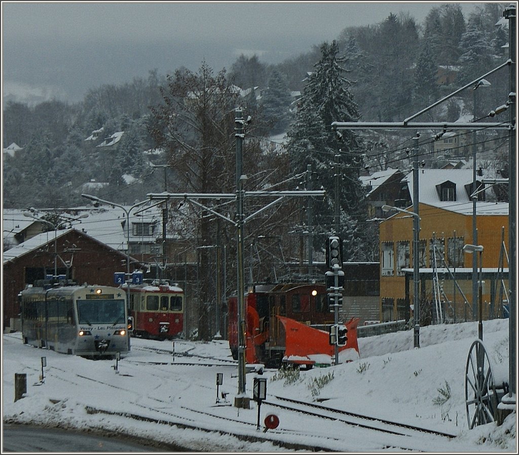 Tiefverschneit zeigt sich der Bahnhof Blonay 04.01.2010 mit verschiedenen Z�gen.  