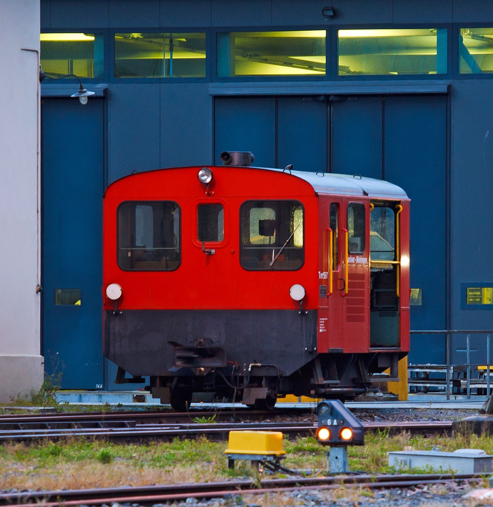 
Tm 2/2 II - 597 (Tm 172 597-7) der der zb (Zentralbahn) abgestellt am 29.09.2012 in Meiringen. 
Der 1.000 mm Diesel-Traktor wurde 1966 unter der Fabriknummer 1765 von RACO (Robert Aebi AG, Zürich) als Typ 95 SA3 RS gebaut und an die SBB ausgeliefert. Er hat einen 70 kW Saurer-Motor.