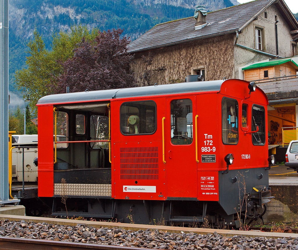 Tm 2/2 II - 983 (Tm 172 983-9) der der zb (Zentralbahn) abgestellt am 29.09.2012 in Meiringen. Der 1.000 mm Diesel-Traktor wurde 1966 unter der Fabriknummer 1763 von RACO (Robert Aebi AG, Z�rich) als Typ 95 SA3 RS gebaut und an die SBB ausgeliefert. 

Die Tm 2/2 II sind kleine zweiachsige Bautraktoren der Schweizerischen Bundesbahnen (SBB) und verschiedener Privatbahnen, die seit 1950 �ber einen Zeitraum von fast 20 Jahren und in gro�er St�ckzahl beschafft wurden. Sie wurden wie hier in der Schmalspur, aber auch in Normalspur-Ausf�hrung gebaut.

Die Rangiertraktoren haben eine gedeckte Ladefl�che f�r den Materialtransport und ein gro�r�umiges, geschlossenes F�hrerhaus. Der Dieselmotor der Firma Saurer entwickelt eine Leistung von 70 kW, die H�chstgeschwindigkeit betr�gt 45 km/h Der Motor treibt �ber ein mechanisches Getriebe und Ketten beide Achsen an. Die werksseitige Typenbezeichnung bei Aebi war 95 SA3 RS.

TECHNISCHE DATEN:
Spurweite: 	1.000 mm
Achsformel:  B
L�nge �ber Kupplung:  6.070
H�chstgeschwindigkeit:  45 km/h
Installierte Leistung:  70 kW
Motorentyp:  Saurer
Leistungs�bertragung:  mechanisches Viergang-Schaltgetriebe, �ber Ketten auf beide Achsen
Kupplungstyp:  Mittelpufferkupplung
