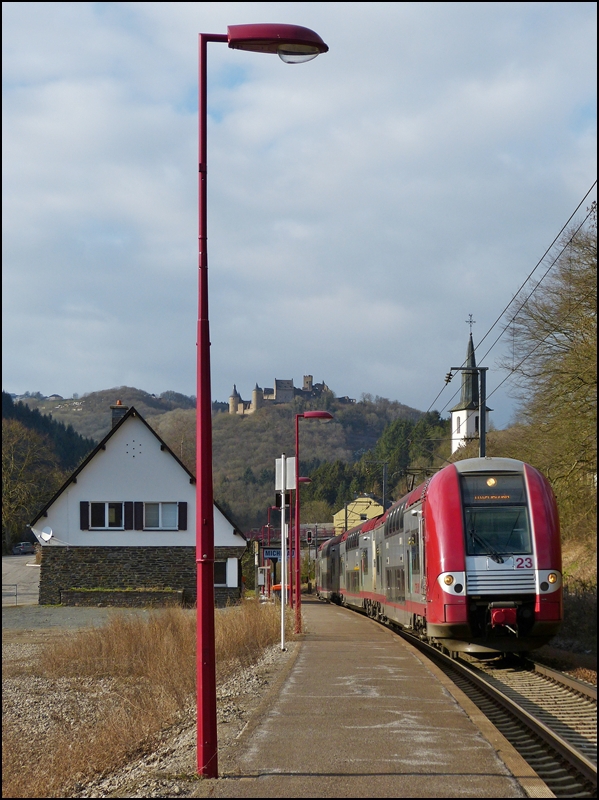 Ton in Ton mit der Bahnsteigslampe in  Michelau pr�sentierte sich am 21.02.2013 die Computermaus Z 2223, als sie als RB 3240 Wiltz - Luxembourg die Haltestelle Michelau verliess. (Jeanny)