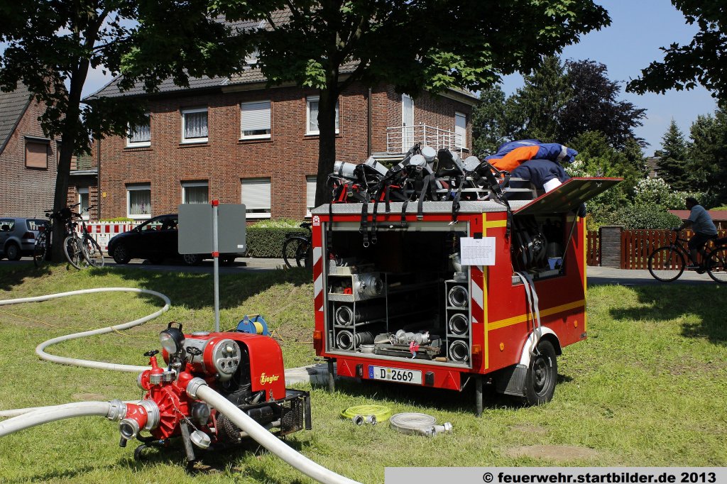 Tragkraftspritzenanh�nger (FwA TSA) des LZ D�sseldorf Wittlaer.
Aufgenommen beim Feuerwehrfest 20 Jahre JF Wittlaer, 19.5.2013.