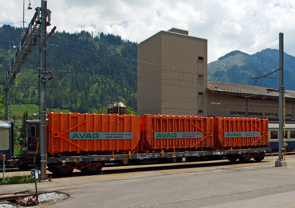 Tragwagen der Gattung Slps-x (4727 029-2) der ACTS AG (Bern) mit 3 AVAG Container (ACTS 5.95m System mit 16.5 Tonnen Drehrahmen), am 28.05.2012 in Zweisimmen, aufgenommen aus einfahrendem Goldenpass Zug. 
Diese Wagen sind speziell entwickelte Wagen f�r den kombinierten Verkehr, d.h. die Absetzcontainer sind auf Drehrahmen welche um 36� gedreht werden k�nnen, um dann von einem LKW-Abrollkipper direkt �bernommen zu werden. Die Beladung der Wagen geschieht in umgekehrter Reihenfolge.
Technische Daten der Wagen:
Eigengewicht (Wagen mit Drehrahmen) 29,0 t
max. Ladegewicht 51,0 t  
Volumen pro Container 20 bis 30m� 
Containerl�nge (innen) 5.700 mm
Wagenl�nge �ber Puffer 19.900 mm