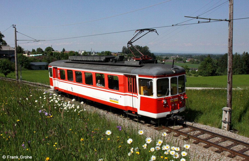 Traunseebahn ET 23 111 der Stern & Hafferl Verkehrsgesellschaft m.b.H. im Planeinsatz bei Eisengattern, Lokalbahn Gmunden – Vorchdorf, Spurweite 1.000 mm, fotografiert am 26.08.2010 --> Der Triebwagen wurde 1954 von SWS (Schweizerische Wagons- und Aufz�gefabrik AG Schlieren-Z�rich) gebaut und kam zuerst bei der Wynental- und Suhrentalbahn als WSB Be 4/4 7 zum Einsatz.

