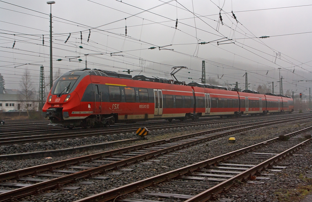 Trotz dem Wetter (Regen und Nebel) musste ich heute (06:01.2013) meine ersten Bahnbilder f�r 2013 machen: 
Hier f�hrt 442 302 / 802 (5-teiliger Talent 2) als RE 9 - rsx - Rhein-Sieg-Express (Siegen - K�ln - Aachen) von Betzdorf/Sieg weiter in Richtung K�ln. 
Diese F�nfteiler haben die Achsformel Bo’2’Bo’2’2’Bo’  und sind 88.400 mm �ber Kupplung Lang. 
Sie haben eine Leistung von 3030 kW, die H�chstgeschwindigkeit ist 160 km/h, die max. Beschleunigung ist 1,1 m/s�.