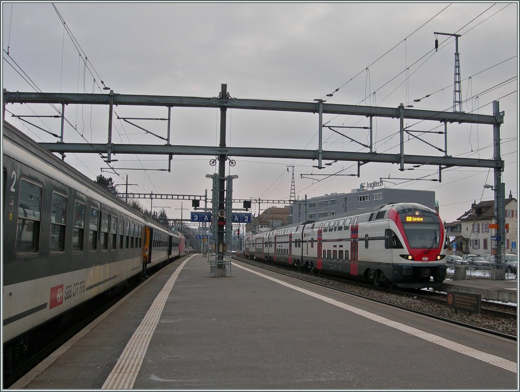 Trotz Vereinheitlichung Bestrebungen bleibt die Palette der eingesetzten Fahrzeuge relativ breit: IR mit Bpm 51 Richtung Brig und ein 511 als RE nach Gen�ve in Morges am 21. Feb. 2013