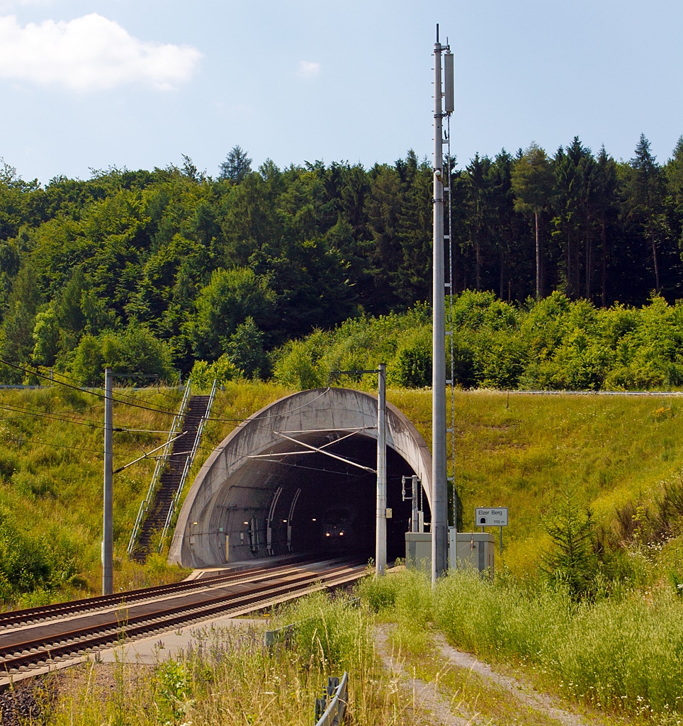 Tunnelblick am Elzer Berg am 09.07.2013 - Gleich wird es laut, hier am S�dportal bei km 101,6 wenn der ICE 3 heraus schie�t. 

Der Tunnel Elzer Berg ist ein 1.110 m langer Eisenbahntunnel der Schnellfahrstrecke K�ln–Rhein/Main (KBS 472). Er liegt am Elzer Berg, im Bereich der mittelhessischen Gemeinde Elz und tr�gt daher seinen Namen.
 
Die R�hre kann planm��ig mit 300 km/h befahren werden.