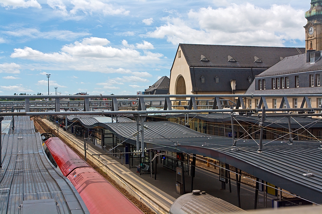 �ber den Bahnsteigd�chern vom Bahnhof Luxemburg (Gare L�tzebuerg / Gare de Luxembourg) am 16.06.2013.

Auch wenn es alle eilig haben den Zug zu erwischen mache ich noch schnell ein Bild.