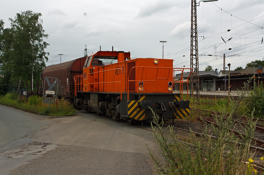 �bergabefahrt der Lok 45 (MaK G 1204 BB) der Kreisbahn Siegen-Wittgenstein (KSW) mit eimen G�terzug in Kreutztal am 16.07.2012,  hier am B� H�ttenstra�e noch auf dem Gleis der KSW, und erreicht gleich des DB Gleis. Danach bringt sie den G�terzug zum Rangierbahnhof Kreuztal.
