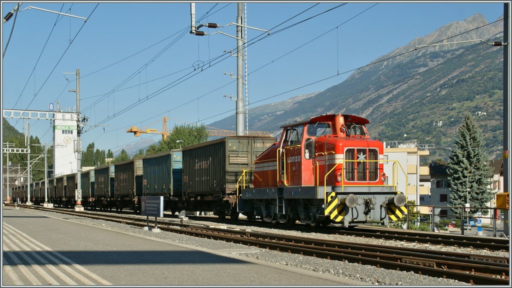 �berraschend bekam ich eine als  M�rklin -Lok sehr bekannte Lok in Realit�t zu sehen: die Lonza DHG rangiert in Visp.
11. August 2012