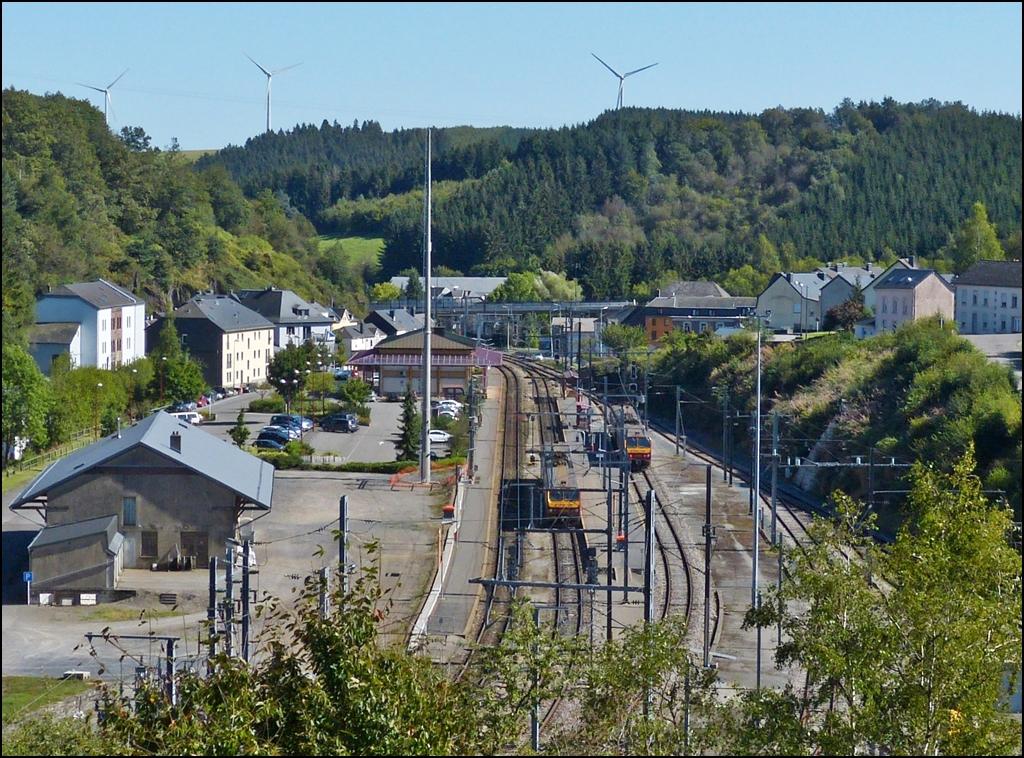 �bersicht auf den Grenzbahnof Troisvierges mit zwei Triebz�gen der S�rie Z 2000 aufgenommen von dem neuen Fahrradweg �ber dem Tunnel Ulfligen am 07.09.2012. (Hans)