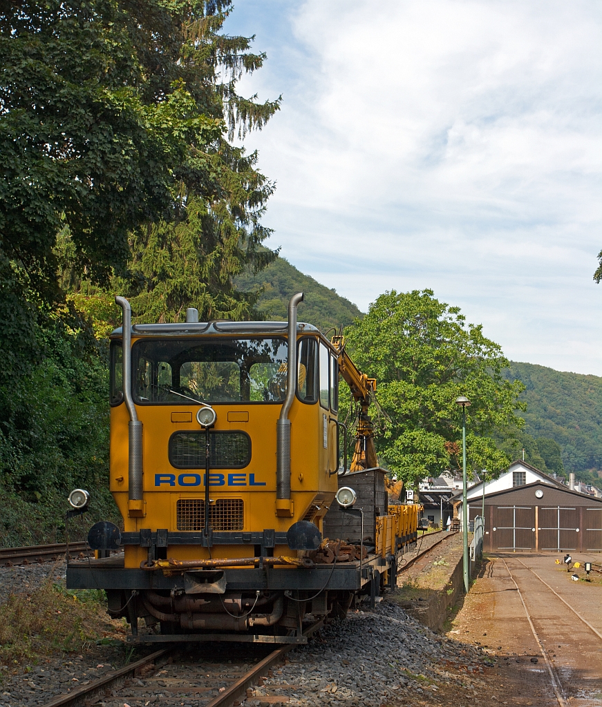 Und hier von vorne - Der 1000 mm Robel Rottenkraftwagen SKL 53  Hansemann  (Schwer-Kleinwagen-Nr.  53.0592) der Brohltalbahn (ex. DB 53.0592) mit angeh�ngten Kleinwagenanh�nger BEG 142 abgestellt am 02.09.2012 im Bf Bohl BE.