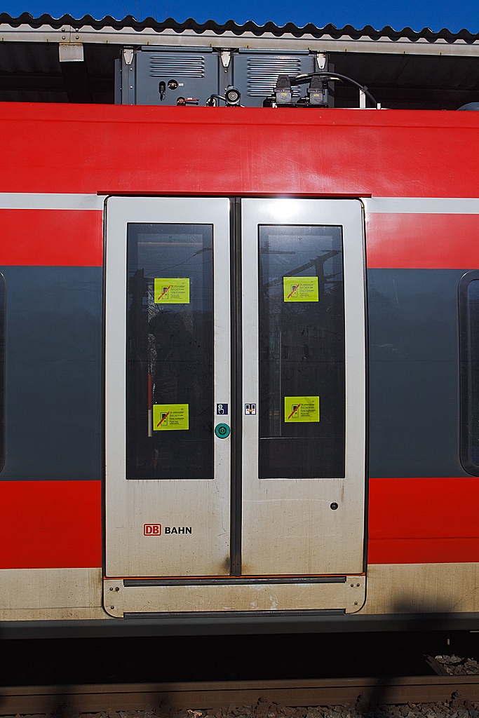 Und immer wieder gibt es Probleme mit den Bombardier Talent 2,  des rsx - Rhein-Sieg-Express (RE 9), hier ist die T�r unbenutzbar vom Mittelwagen (9480 0 443 254-8 D-DB) des vierteiligen Triebzuges 442 254 / 754. Gesehen am 02.03.2013 im Bf Betzdorf/Sieg.