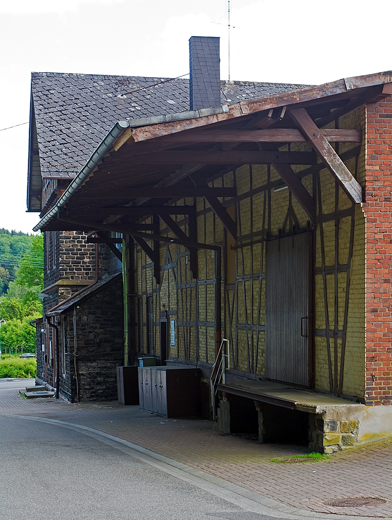 Und nun noch von der R�ckseite mit Blick auf die Laderampe, leider bei schlechterem Licht.

Der Bahnhof Nistertal / Bad Marienberg, alter Name Erbach/Westerwald (Erbach ist heute ein Stadtteil von Nistertal) hier am 04.06.2013. 

