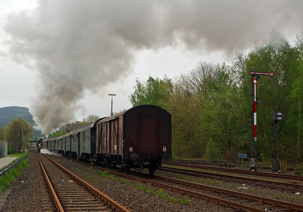 Und tsch�s, die 52 8134-0 der Eisenbahnfreunde Betzdorf f�hrt am 06. Mai 2012 von Herdorf, Tender voraus, weiter in Richtung Gie�en.