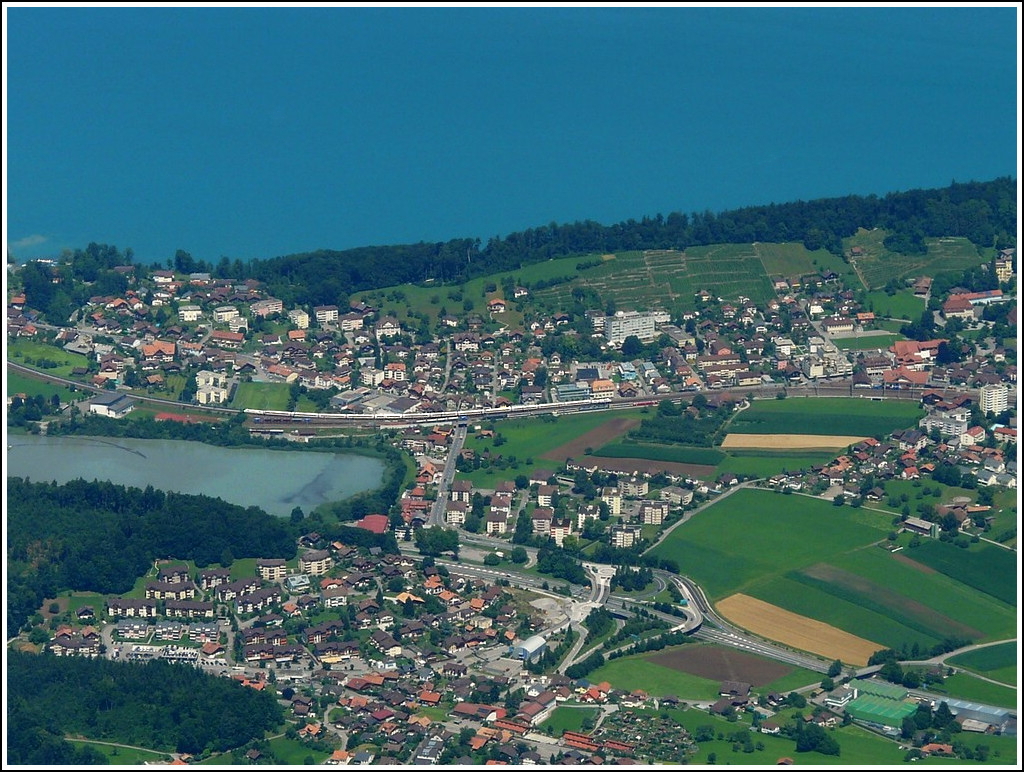 ...und wir haben den ICE von oben gesehen. So sieht es am Niesen Kulm aus, wenn eine ICE 1 Einheit zwischen Thun und Spiez am sch�nen Thunersee vorbeif�hrt. 29.07.2008 (Jeanny)