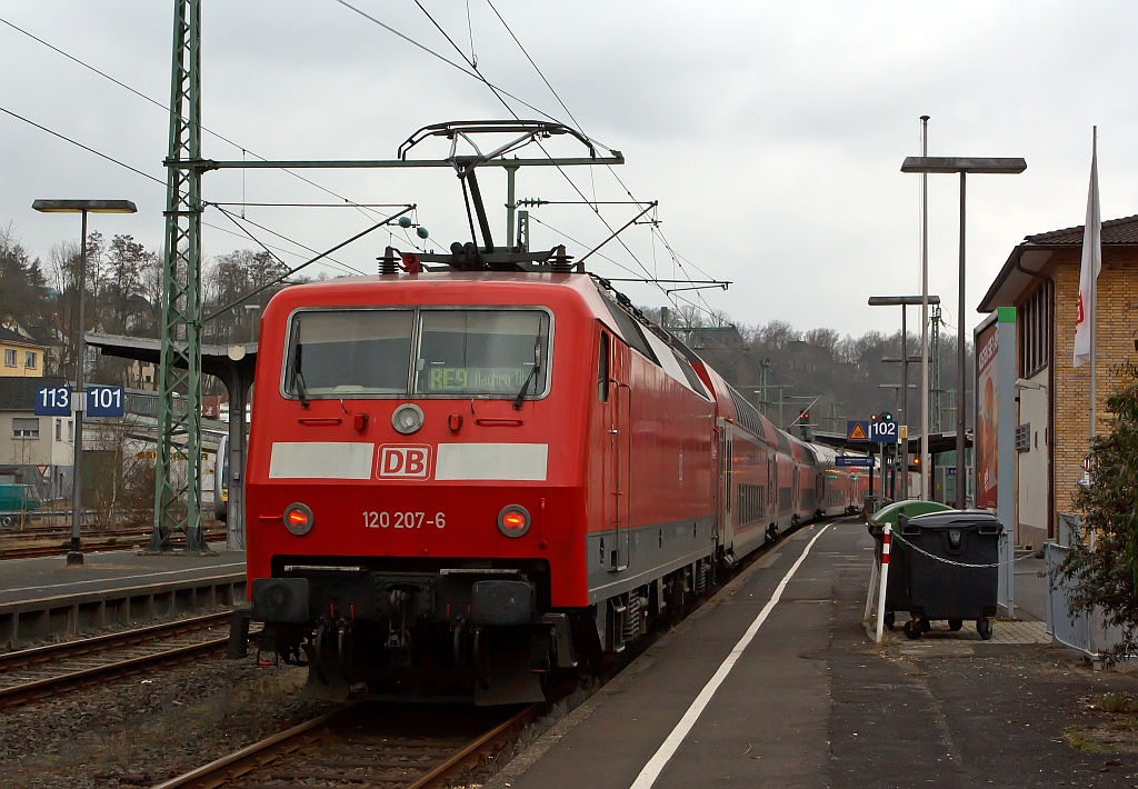 Ungew�hnlich: 120 207-6 schiebt den RE 9 (Rhein-Sieg-Express) am 04.03.2012 vom Bahnhof Betzdorf/Sieg in Richtung K�ln - Aachen. Das Ungew�hnliche ist das der Zug vom Gleis 102 los f�hrt, da dieses Gleis in der r�ckw�rtige Richtung  die Hellertalbahn ist (KBS 462). Den Grund kenne ich leider nicht.