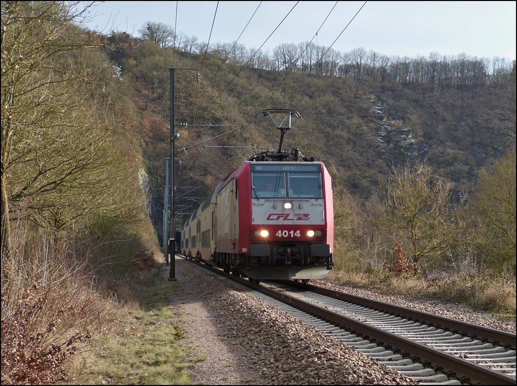 Verkehrt herum fuhr am 21.02.2013 der Wendezug als RB 3214 Luxembourg - Wiltz aus dem Tunnel Michelau, bevor er die Haltestelle Michelau erreichte. Normalerweise verkehren die Wendez�ge Lok voraus in Richtung Luxemburg Stadt und nicht, wie hier, Lok voraus in Richtung Norden. (Hans)