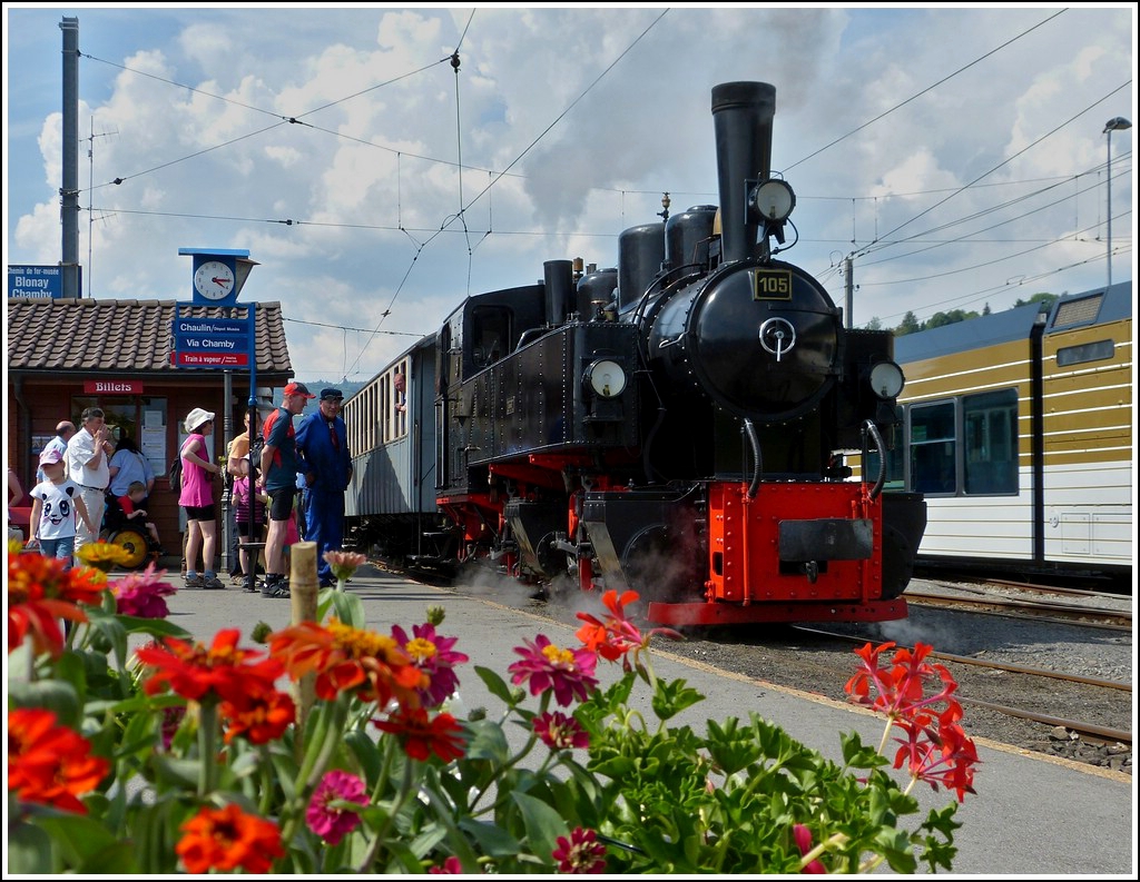 Viel bestaunt wird die sch�ne SEG Malletlokomotive G 2x2/2 N� 105 aus dem Jahre 1918 am 27.05.2012 bei der Abfahrt in Blonay. (Jeanny)