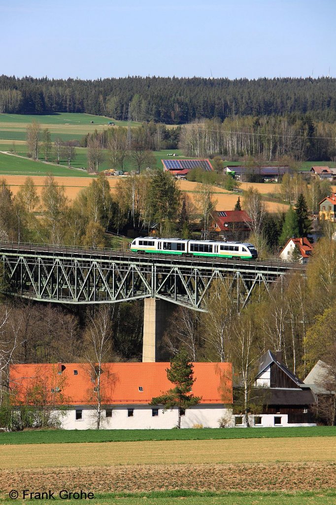 Vogtlandbahn VT 26 Desiro 642 326-2 + 826-1 als Leerzug Richtung Hof, KBS 855 Regensburg - Hof, fotografiert auf dem Th�lauer Viadukt am 28.04.2012 --> Dieser Viadukt bietet je nach Sonnenstand den ganzen Tag von verschiedenen Standorten aus sehr vielf�ltige Motive und ist mein absoluter Favorit zum Fotografieren an diser KBS! 